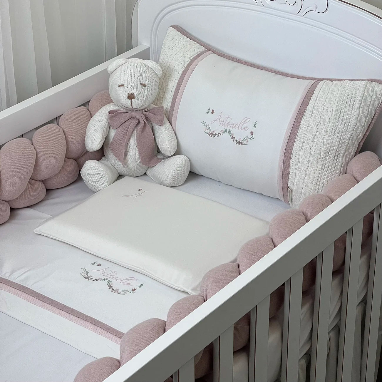 Kit Berço Personalizado com Bordado Nome Antonella - 2 Peças